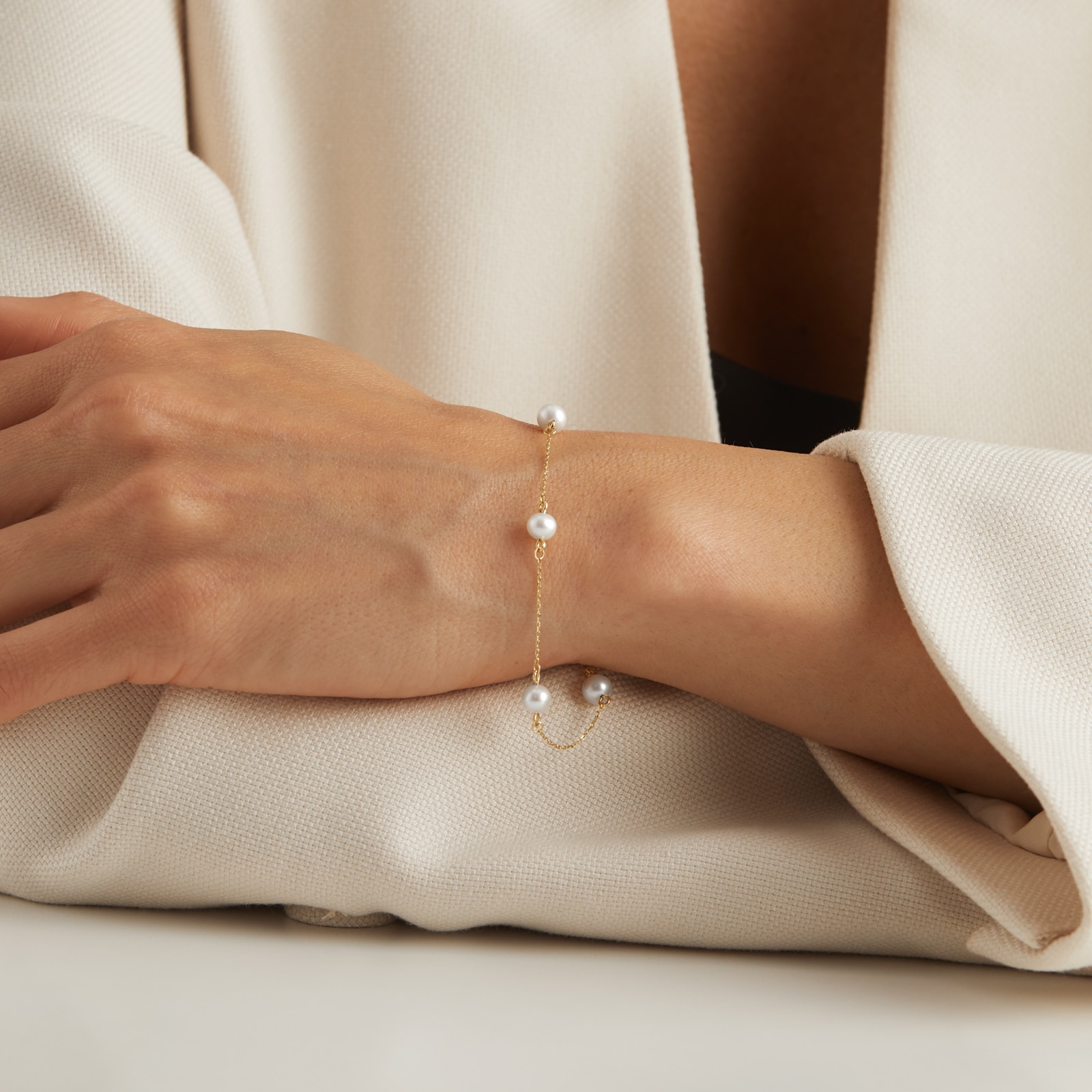 Goldsmiths 9ct Yellow Gold 6mm Freshwater Pearl Adjustable Bracelet Goldsmiths 9ct Yellow Gold 6mm Freshwater Pearl Adjustable Bracelet