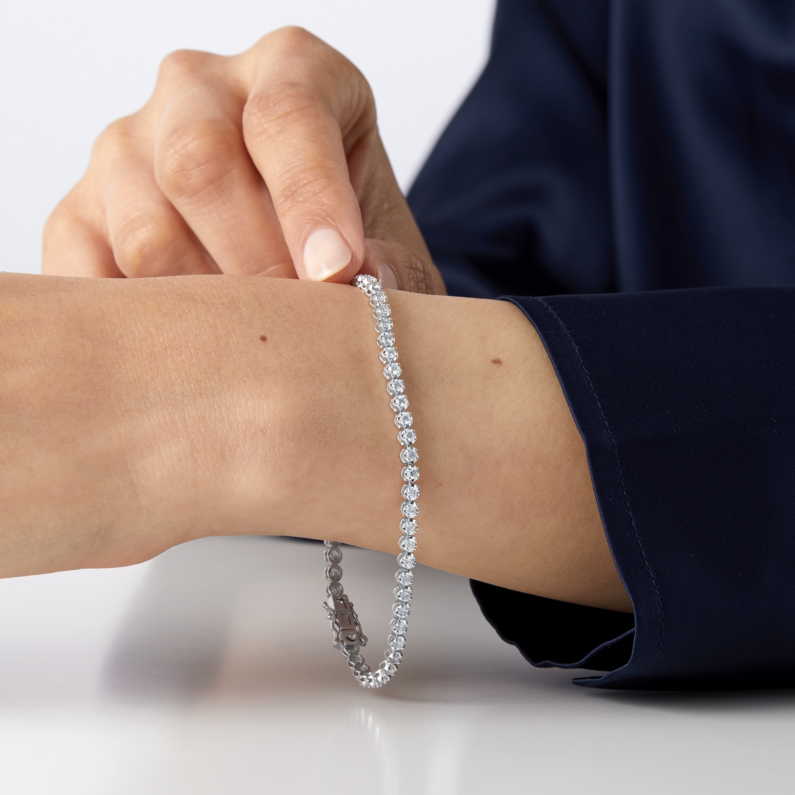 Goldsmiths 18ct White Gold 2.00cttw Diamond Line Bracelet Goldsmiths 18ct White Gold 2.00cttw Diamond Line Bracelet