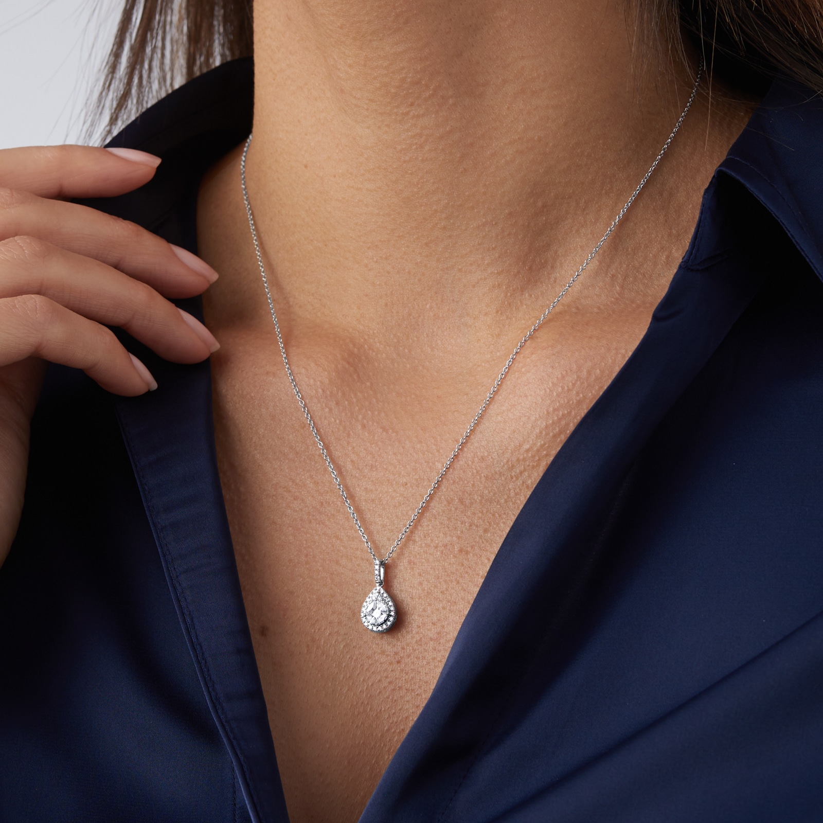 Mappin & Webb 18ct White Gold 0.50cttw Pear Illusion Diamond Pendant Mappin & Webb 18ct White Gold 0.50cttw Pear Illusion Diamond Pendant
